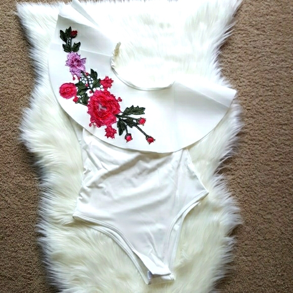 White embroidered off shoulder onepiece bodysuit - Picture 4 of 6